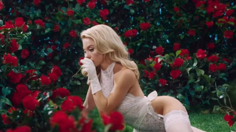Pogledajte kako je Sydney Sweeney zapalila dru&scaron;tvene mreže u čipkastom donjem rublju među ružama