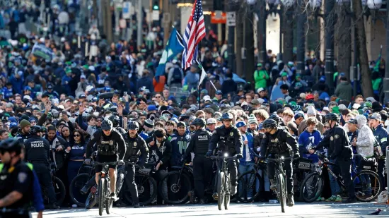 Ljudi vise sa semafora, a &scaron;kole su prazne: Milijun ljudi iza&scaron;lo na ulice pozdraviti prvake