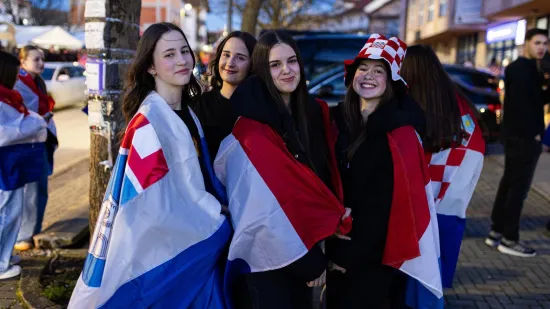 Ljepotice, fanovi, oznake HOS-a i ZDS uoči Thompsonovog koncerta u &Scaron;irokom Brijegu