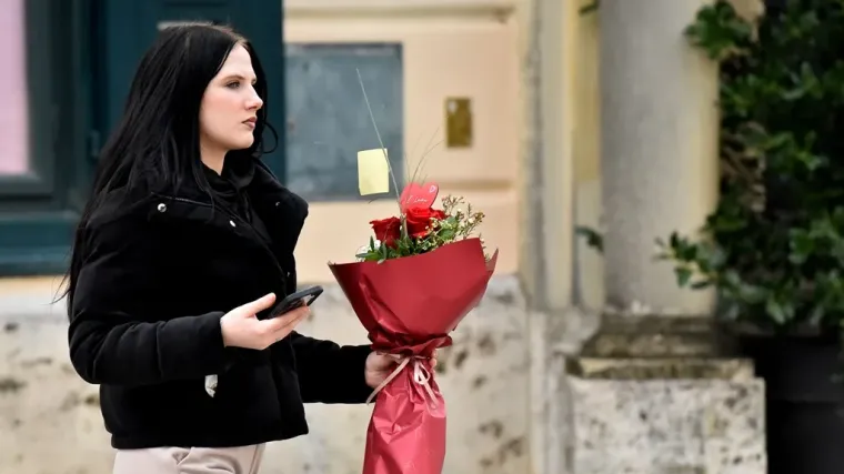 Mlada crnka s buketom ukrala sve poglede na &scaron;pici u Varaždinu