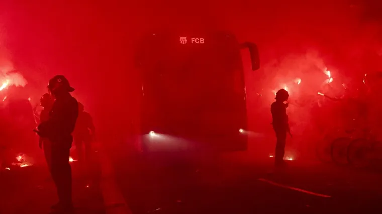 Pogledajte pakleni doček: Navijači Barce zasuli bakljama i razbili prozor na autobusu Atletica