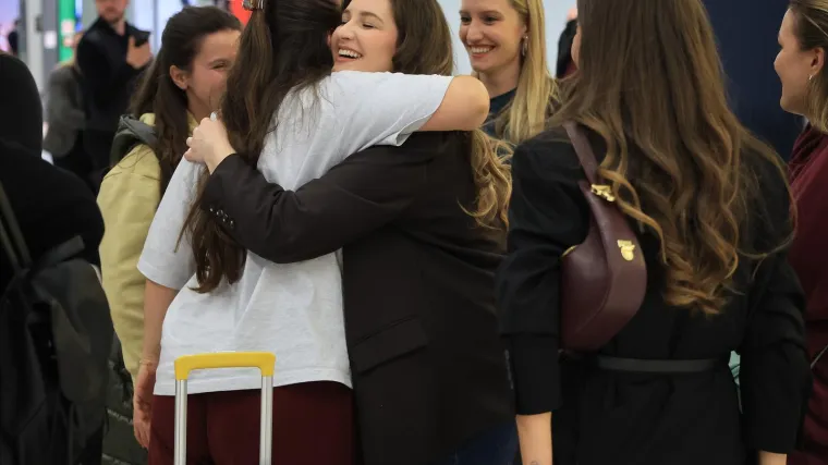 Emotivni prizori i zagrljaji na 'Tuđmanu': Hrvati se vratili kući s Bliskog istoka