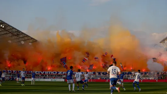 Vatrena atmosfera u najvećem hrvatskom derbiju: Pogledajte kako su se međusobno provocirali navijači