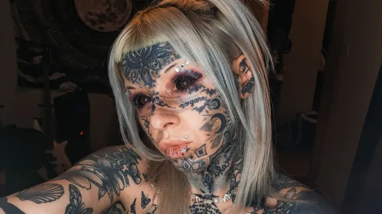 Tetovaže od glave do pete, pa čak i na jeziku: Evo kako je izgledala prije, bila je ba&scaron; slatka