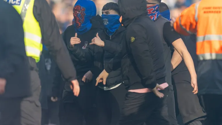 Kaos nakon derbija: Maskirani momci u plavom upali na teren, nastao je metež