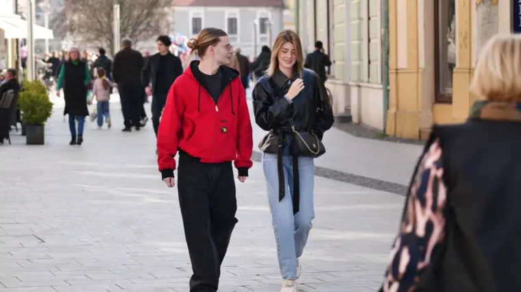 Svi su gledali u nasmijanu brinetu na &scaron;pici u Čakovcu: Njezin outfit pun je pogodak