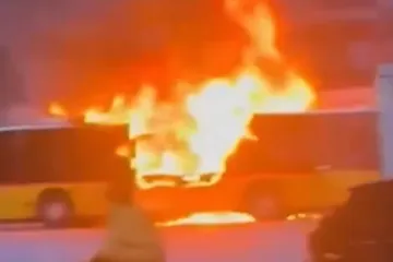 Uznemirujuća snimka požara autobusa, umrlo šest ljudi: Putnik se polio benzinom i zapalio?