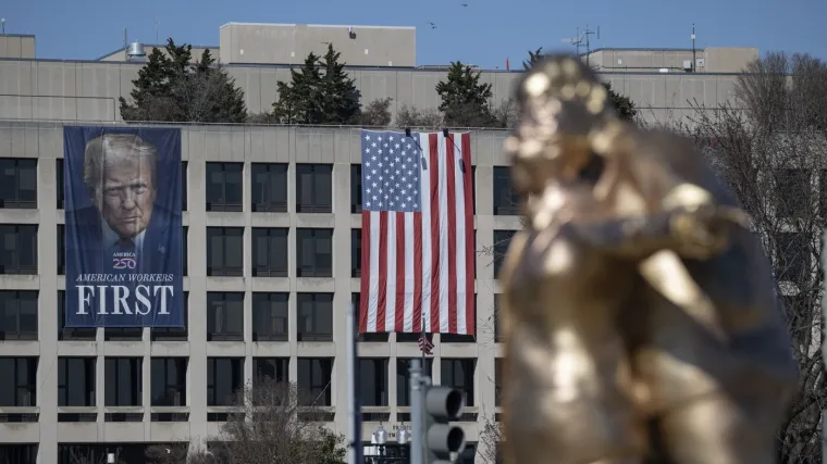 Neobična skulptura zabezeknula ljude: Rekreirali scenu iz Titanica, ali pogledajte tko se grli