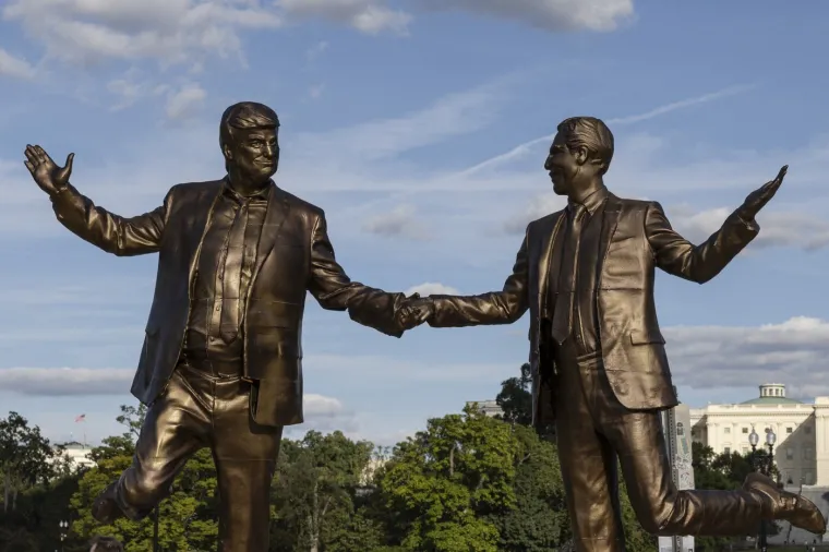 Neobična skulptura zabezeknula ljude: Rekreirali scenu iz Titanica, ali pogledajte tko se grli