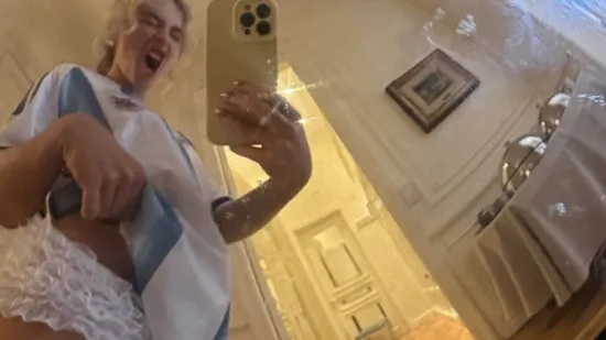 Slavna pjevačica obukla se samo u Messijev dres: Poslala poruku koja se neće svidjeti Leovoj supruzi