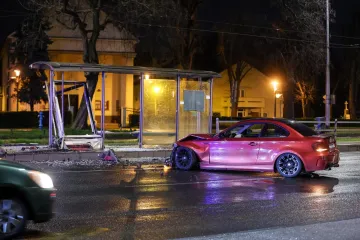 BMW razbio tramvajsku stanicu, Hitna stigla po ozlijeđene: Ovo su prizori nesreće u Zagrebu
