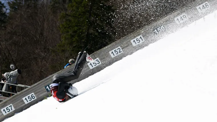 Trenutak u kojem su svi zanijemili: Mladi skakač stravično pao u Sloveniji, nije se micao