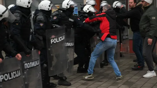 Sijevale &scaron;ake, obračuni i deseci ozlijeđenih u Srbiji: Pogledajte ove prizore