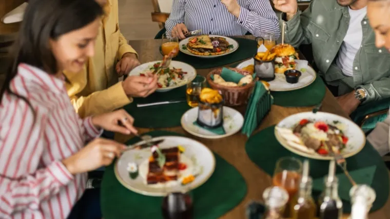 Ovo bi trebalo izbjegavati u restoranima: 22 jela i pića koja ponekad skrivaju zamke