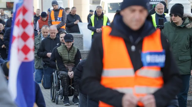 Krunica s jedne, prosvjed s druge strane: Molitelji na trgovima i na Veliku subotu, pogledajte prizore