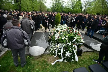 Brojni poznati se oprostili od Duška Vujoševića uz stihove hrvatske dive