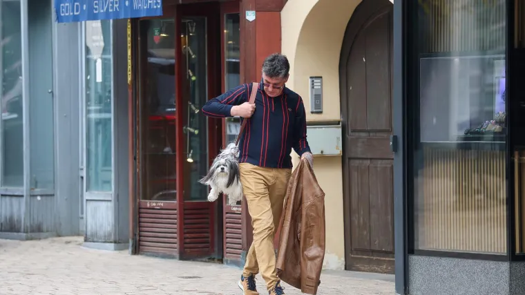 Prolaznici zastali i fotografirali 'modni dodatak': Pogledajte kako mu&scaron;karac nosi svog psa po Zagrebu