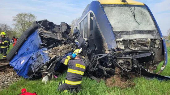 Stravični prizori zgnječenog kamiona i vlaka! U sudaru jedan poginuo, deseci ozlijeđenih