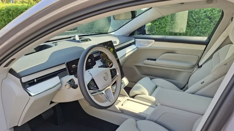 &Scaron;vedska perjanica stigla u Hrvatsku: Moćna limuzina ima pet metara i 680 KS, a znamo i cijene!