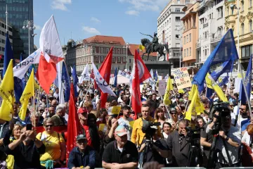 Građani na trgu pjevali himnu i skandirali; 'Lopovi, lopovi!' Ministarstvo: 'Plaće su rasle više od 100%'