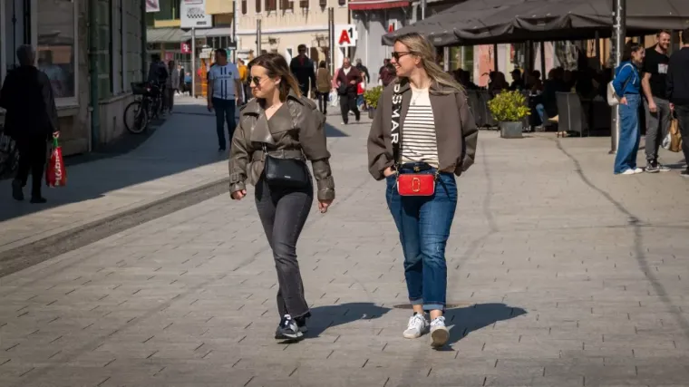 Tako to djevojke rade u Međimurju: Ljepotice iskoristile sunčano vrijeme i odu&scaron;evile prolaznike