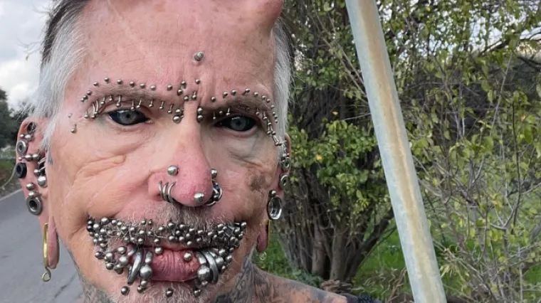 Crne oči, rogovi i stotine piercinga na tijelu: Zbog njegovog izgleda ljudi ga nazivaju vragom