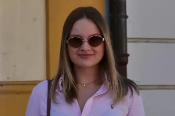 Plavuša koja je osvojila špicu stilom i osmijehom: Ova mlada dama nije prošla nezamijećeno